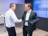 Georg Pejrimovsky gratuliert Wilfried Hortschitz zum 3. Platz