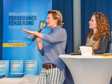 Katharian Auer-Voigtländer prästentiert ihr Dissertationsprojekt