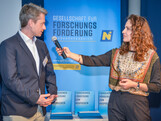 Prokurist Mario Enzenberger im Gespräch mit Moderatorin Ruth Hutsteiner