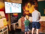 Vater und Sohn die sich eine Grafik am Bildschirm anschauen 