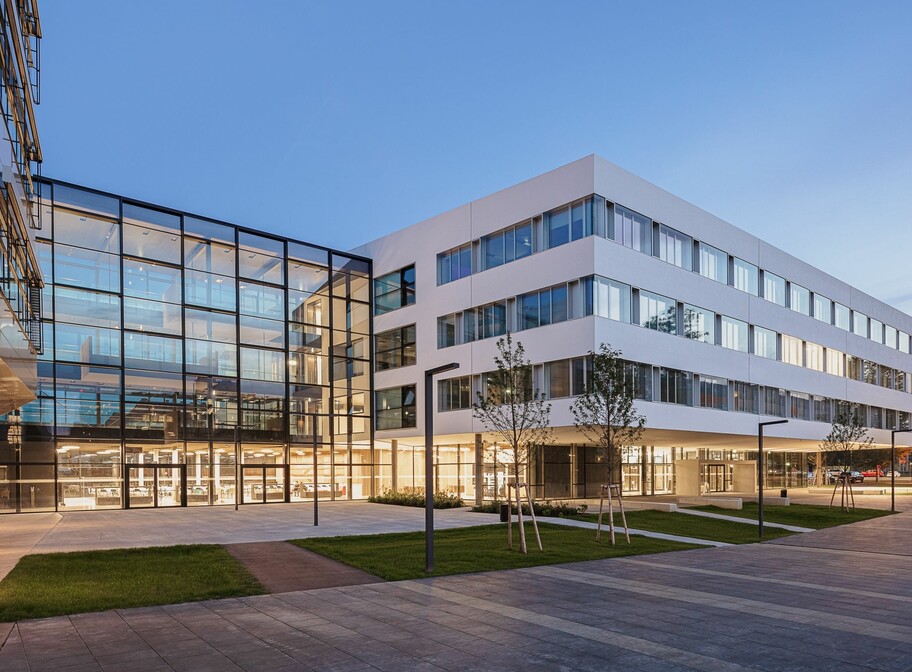 Fotos vom Campus St. Pölten mit beleuchteten Fenstern