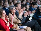 Die Preisträger*innen 2023 applaudieren dem Podium