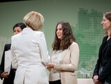 Die Landeshauptfrau überreicht den Preis an Catherine Rosenfeld