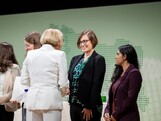 Die Landeshauptfrau gratuliert Agnes Kim